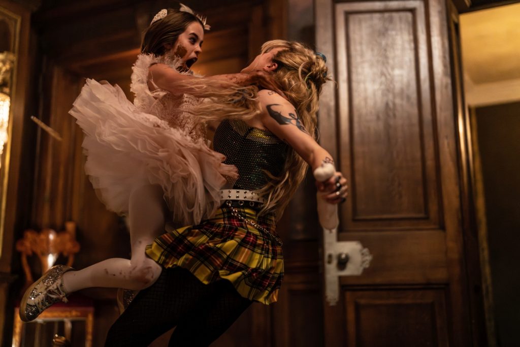 Abigail dvd recensie - Alisha Weir als Abigail en Kathryn Newton als Sammy