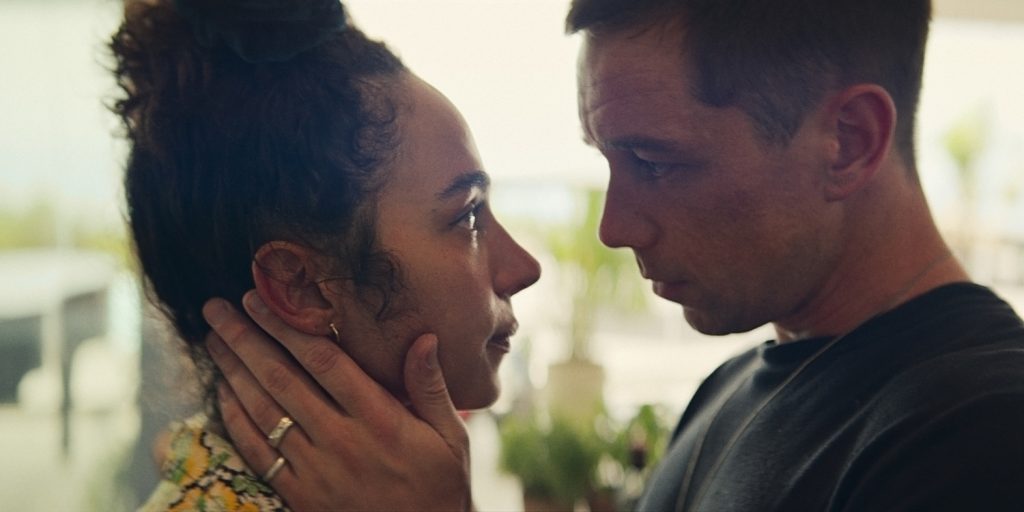 Aurora Perrineau als Riddy en Killian Scott als Orpheus