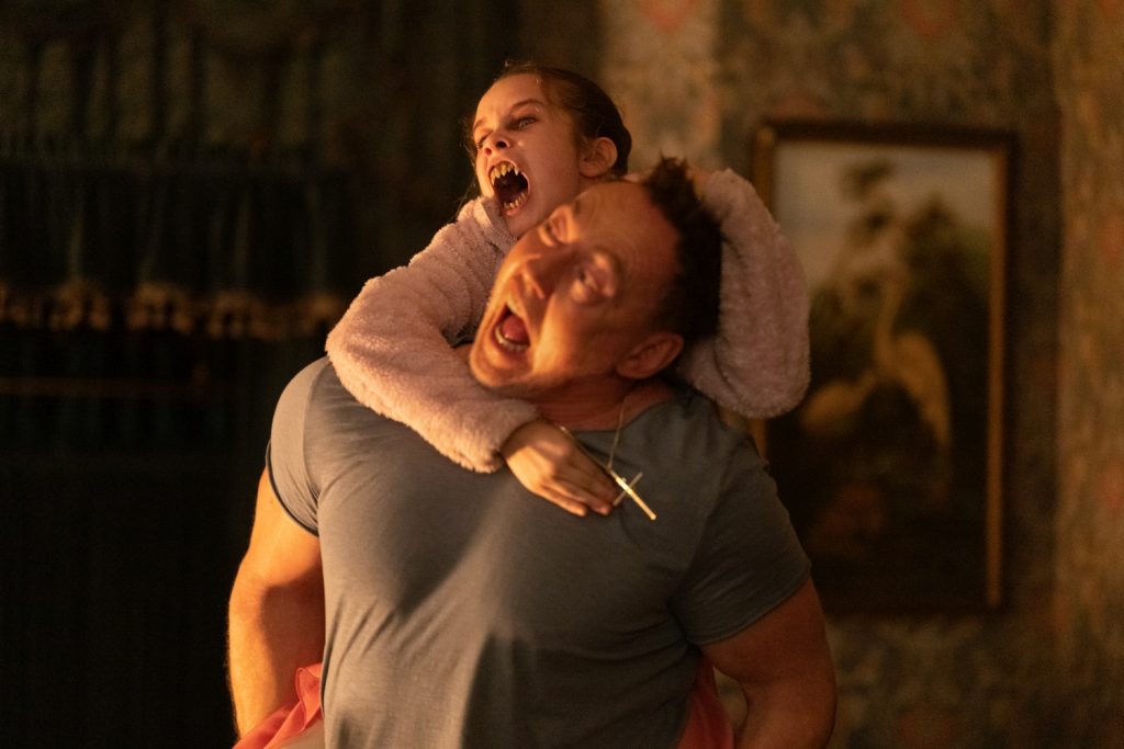 Kevin Durand als Peter en Alisha Weir als Abigail in Abigail dvd recensie